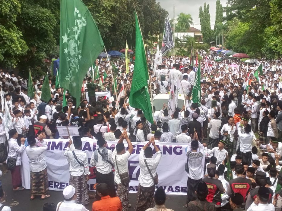 Peserta aksi membentangkan spanduk