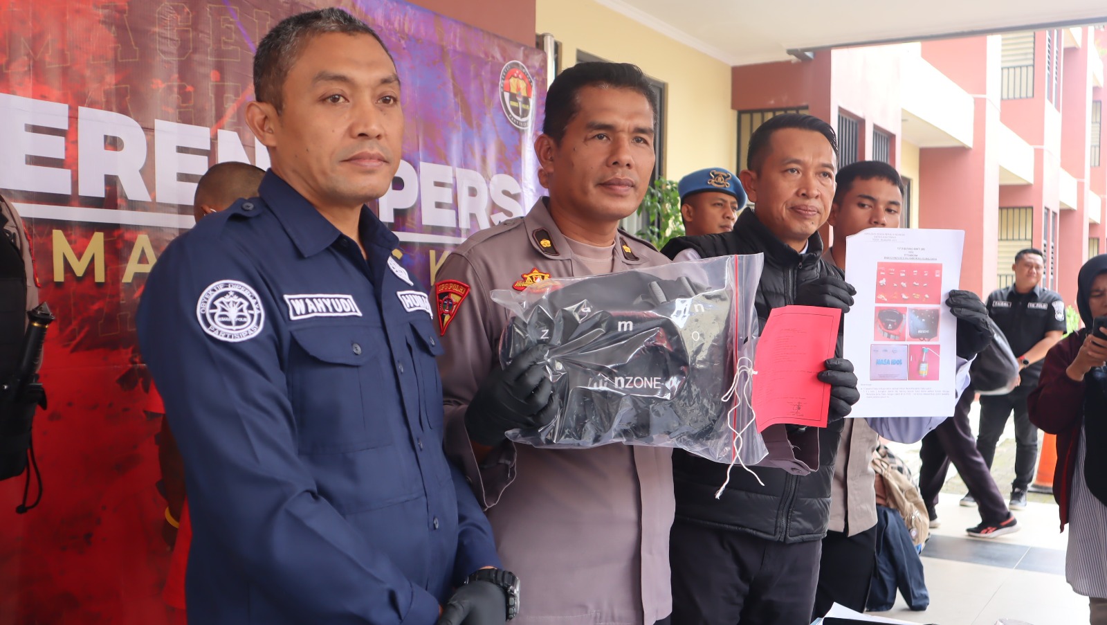 Polisi mengamankan TS dan WP karena kedapatan menjadi pengedar narkotika jenis sabu.