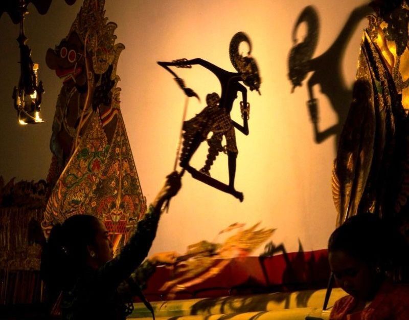 Pertunjukan wayang kulit.