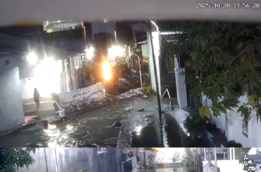 Korban yang masih dalam pencarian terekam cctv saat kejadian sebelum hanyut.