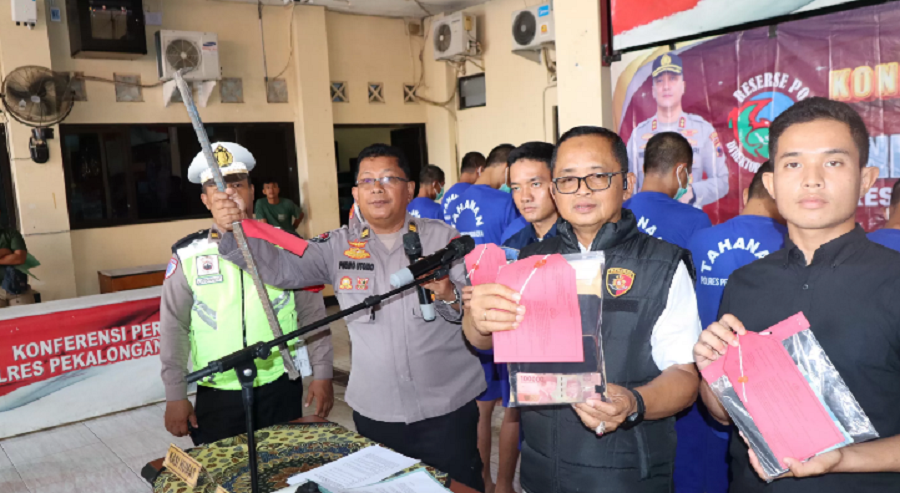 TUNJUKAN BUKTI - Tim Polres Pekalongan Kota tunjukkan barang&nbsp;bukti pelaku kejahatan pencurian ATM, di mako setempat, Kamis (30/10/2025).