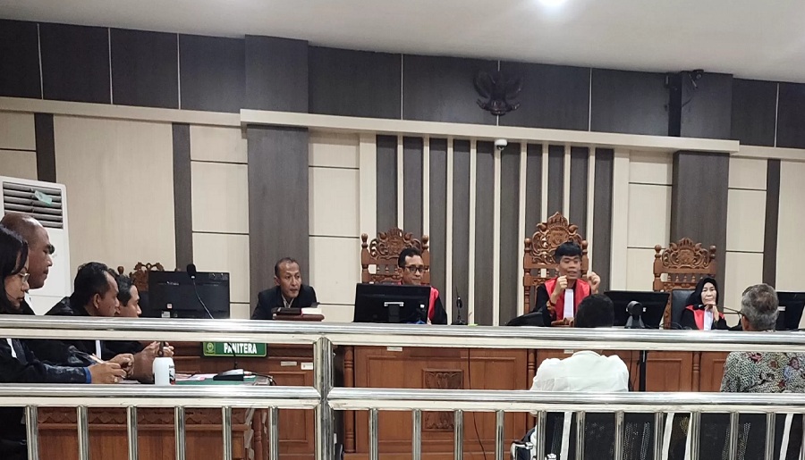 PESAKITAN: Tiga terdakwa kasus korupsi pengadaan biji kakao fiktif Dr Ir Rachmad Gunadi M.Si, Dr Henry Yuliando S.TP, MM, M.Agr, dan Dr Hargo Utomo MBA, M.Com saat sidang di Pengadilan Tipikor Semaran