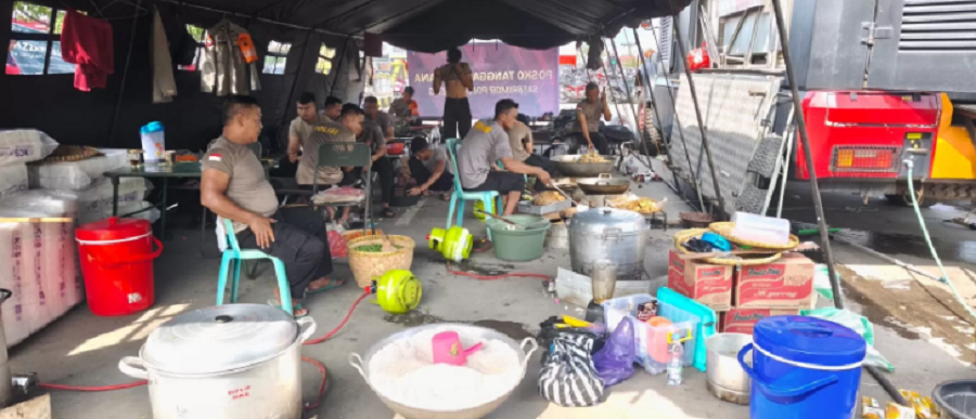 Kondisi dapur umum yang didirikan Pemkot Semarang untuk membantu korban dampak banjir di tiga kecamatan.