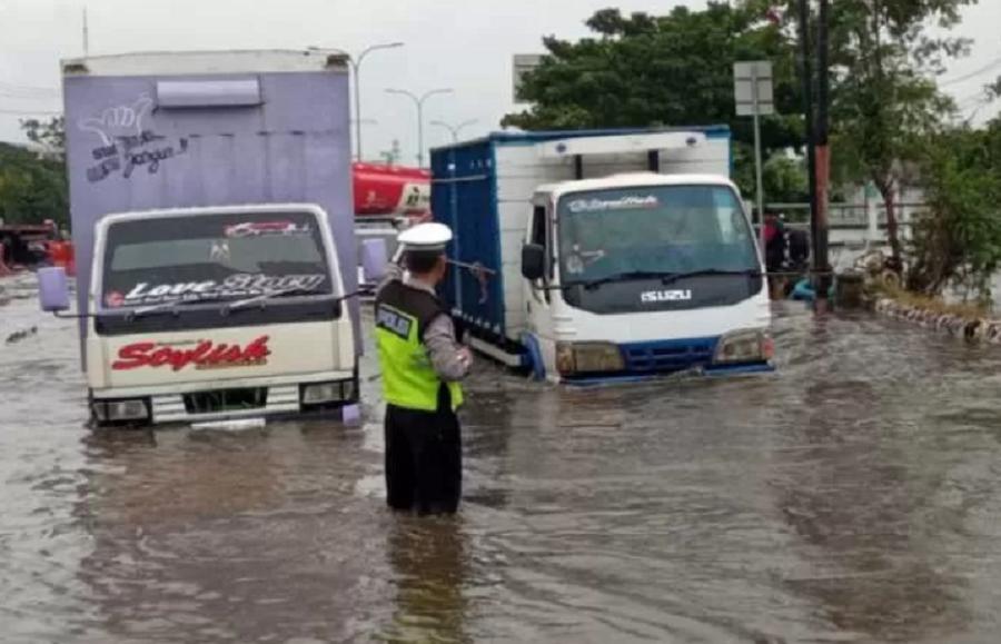 Jalan sepanjang Kaligawe Raya tepatnya Exit Tol Kaligawe hingga depan Rumah Sakit Islam (RSI) Sultan Agung Semarang terendam banjir, Rabu (13/3/2024).