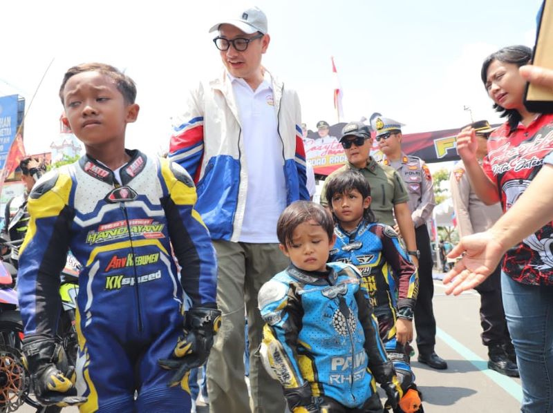 DUKUNGAN PEMKAB: Wakil Bupati Purworejo Dion Agasi Setiabudi menyaksikan langsung ajang balap motor di Alun-Alun Purworejo Sabtu (1/11).