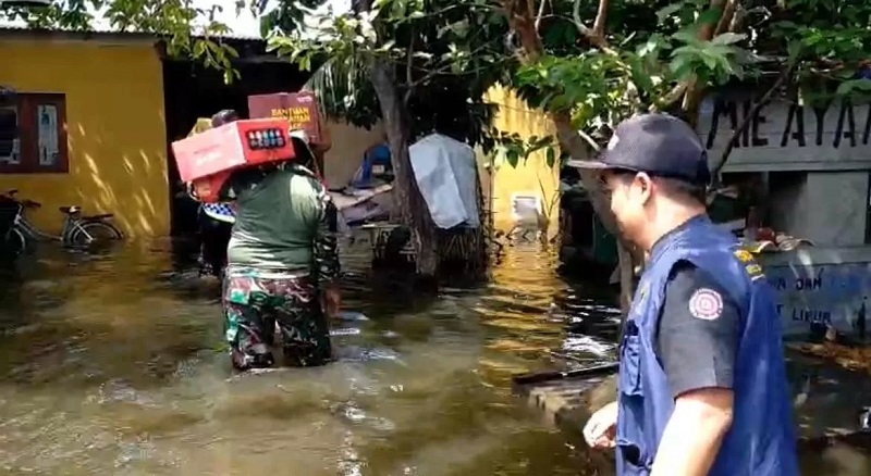 Petugas mengirimkan bantuan pada warga Semarang yang terkepung banjir.