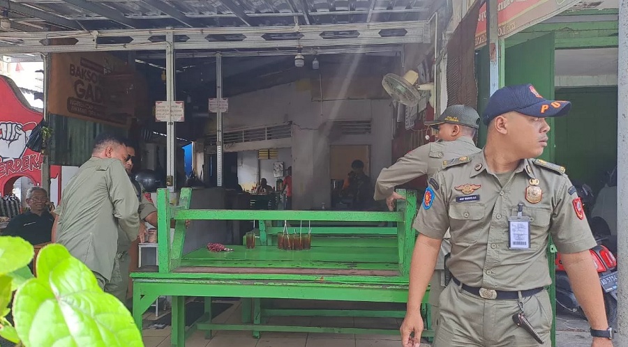 DEMI KEAMANAN: Satpol PP menutup warung bakso di daerah Joyosuran, Pasar Kliwon yang diketahui menggunakan bahan non halal.