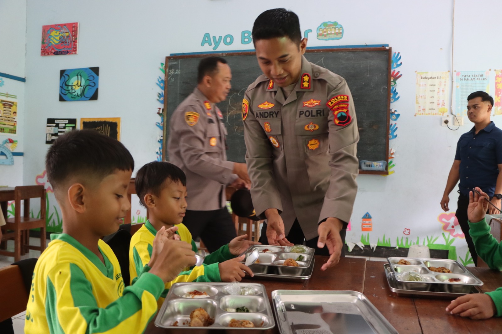 Kapolres Purworejo AKBP Andry Agustiano meninjau pelaksanaan program Makan Bergizi Gratis (MBG) yang disalurkan melalui dapur yang dikelola Yayasan Kemala Bhayangkari Cabang Purworejo. (Dokumentasi Po