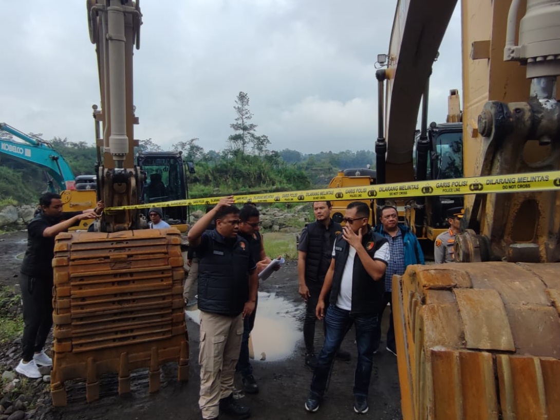 &nbsp;  Bareskrim Tetapkan Pemilik Ekskavator dan Depo Tersangka Penambangan Pasir Ilegal Lereng Merapi