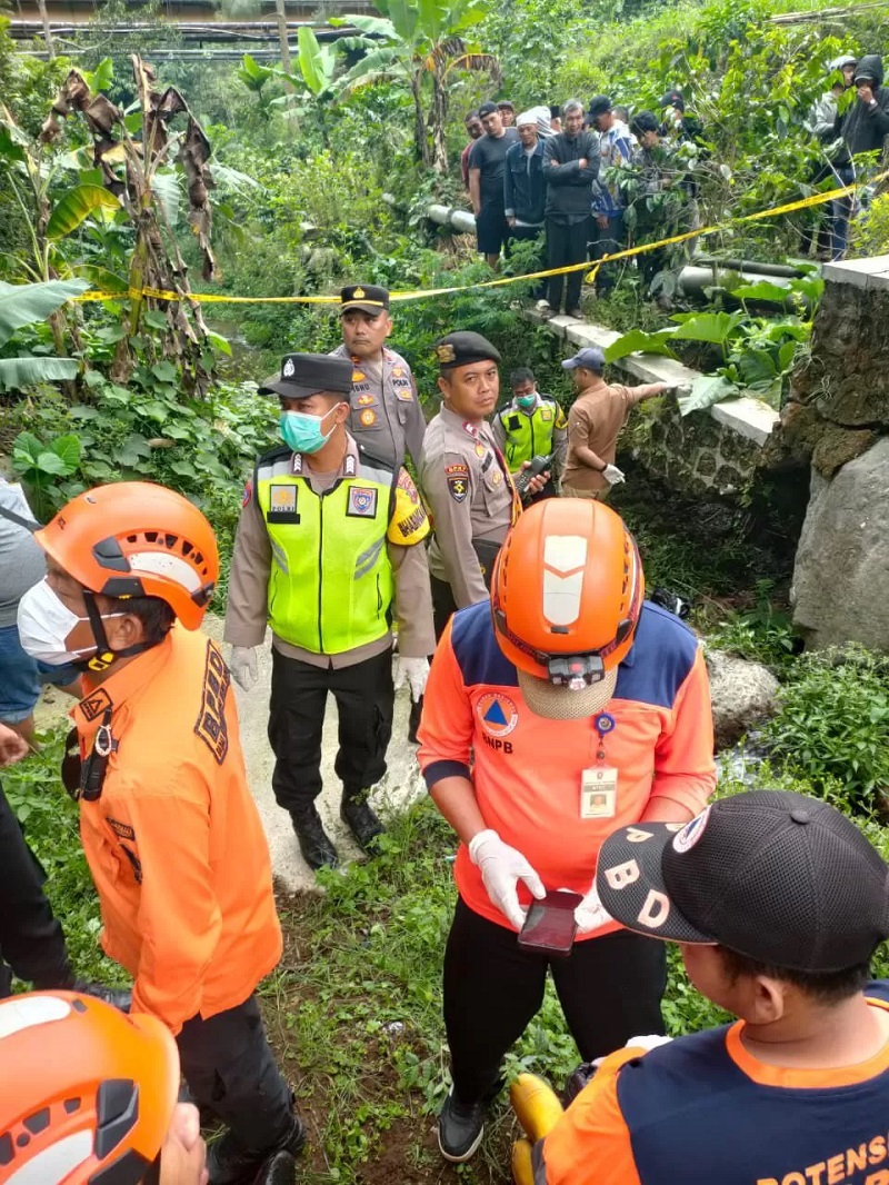 Proses evakuasi jenazah wanita yang terjun dari jembatan Si Gandul, Kledung, Selasa (4/11).