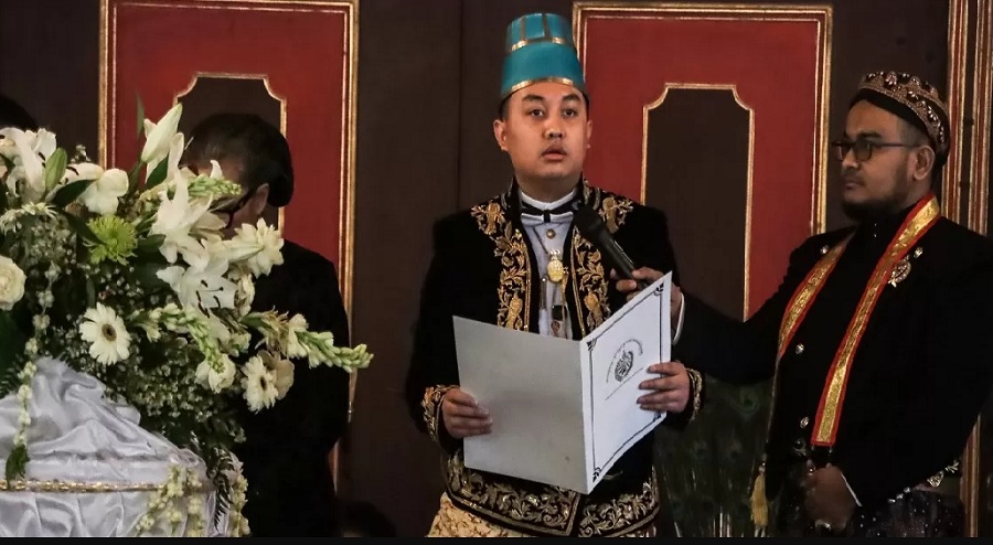 Gusti Purbaya sebagai putra mahkota menyebut dirinya sebagai PB XIV saat atur belasungkawa di depan peti jenazah PB XIII, Rabu (5/11/2025).