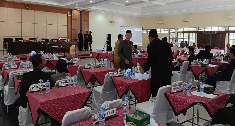 Kursi anggota DPRD Sragen banyak yang kosong jelang rapat paripurna pembahasan KUA-PPAS, Selasa (4/11/2025).