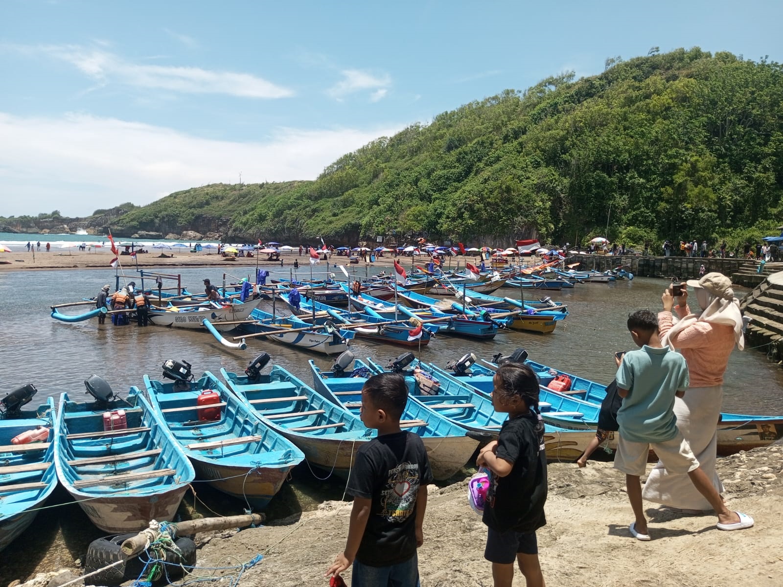 Kapal Nelayan Pantai Baron bersandar di tepian pelabuhan.  &nbsp;