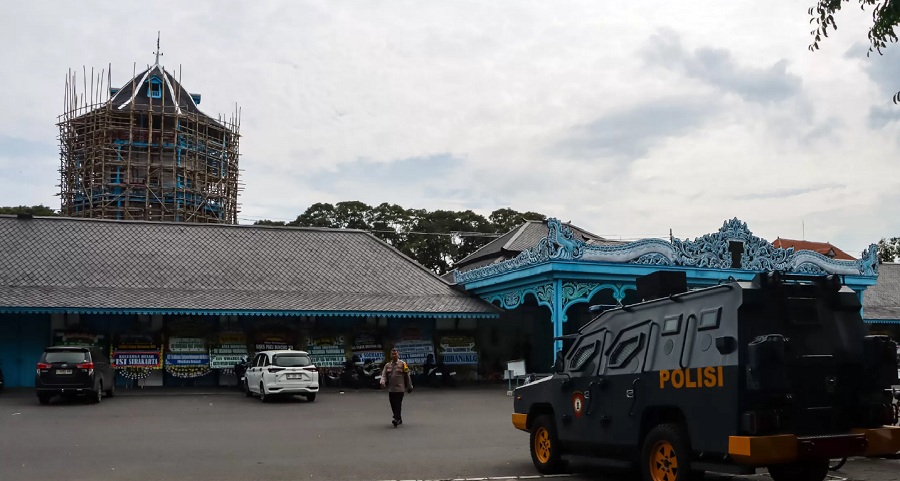 MEMANAS: Kendaraan taktis siaga di lingkungan Keraton Surakarta.