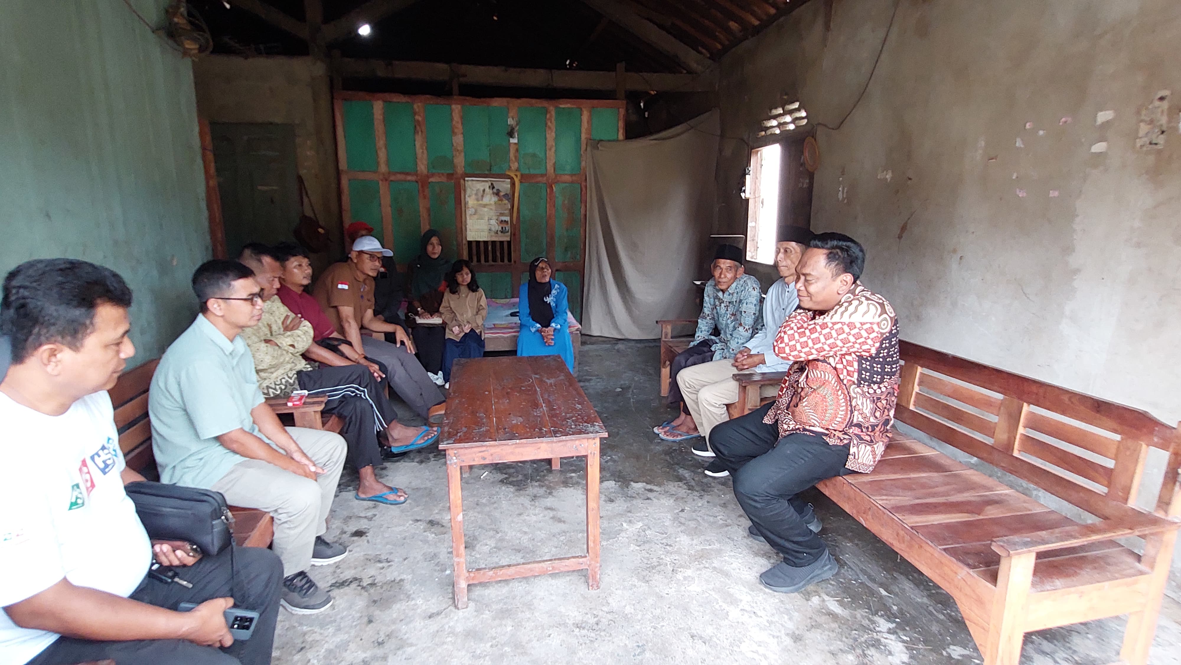 Peribahasa "Kasih Orangtua Sepanjang Masa, Kasih Anak Sepanjang Galah" layaknya cocok untuk menggambarkan kondisi Keluarga Kawiyem. Di rumahnya yang telah reot, hidup sepasang lansia berjuang merawat