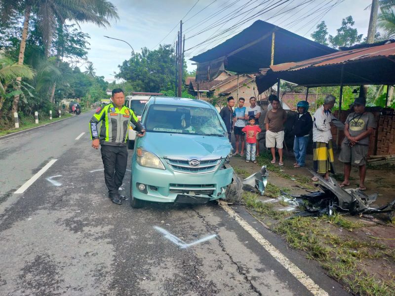 OLAH TKP: Polisi mengevakuasi korban kecelakaan di jalur Borobudur-Salaman Minggu (9/11).