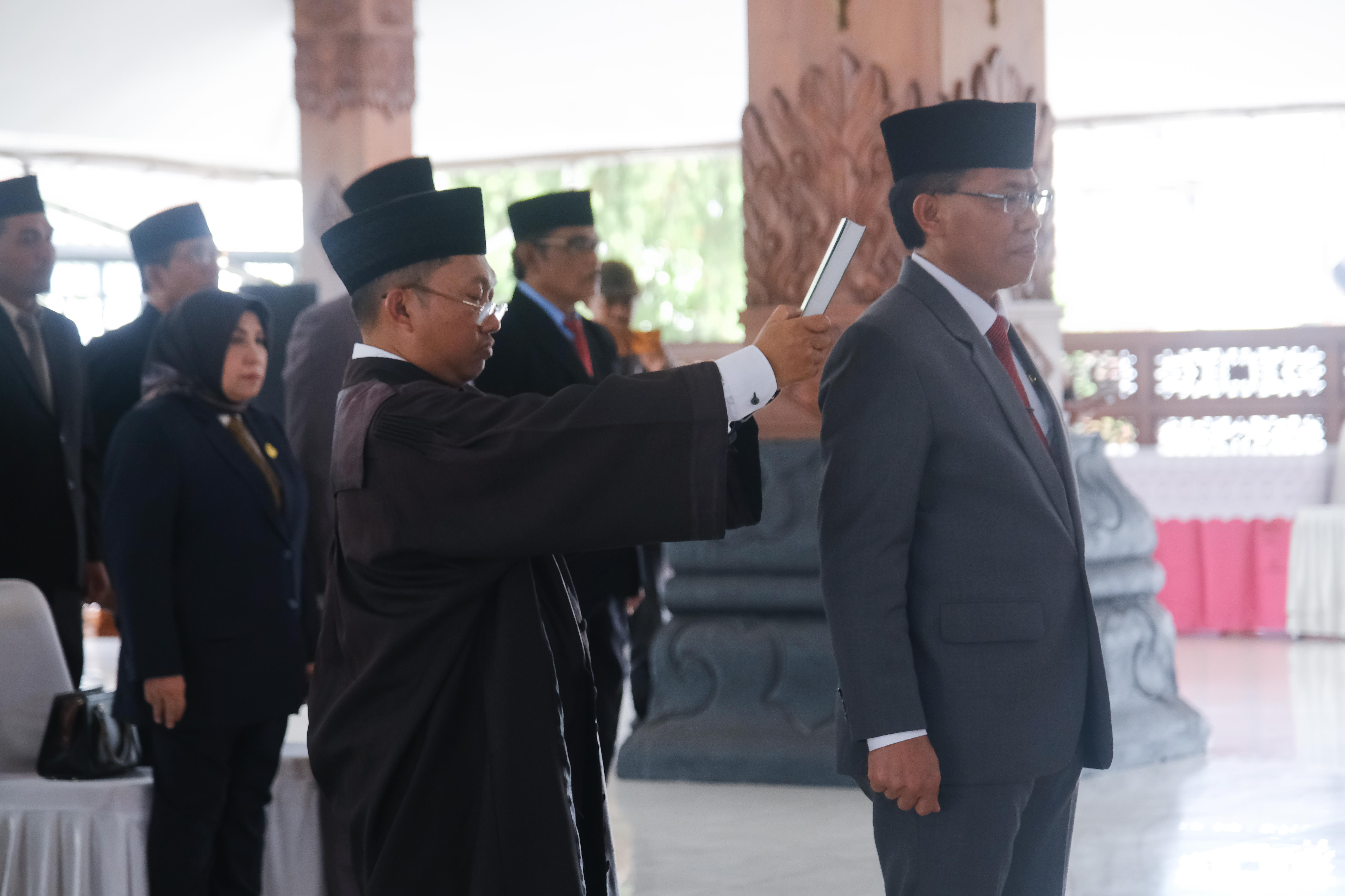 Wali kota melantik penjabat sekda Kota Magelang di Pendopo Pengabdian, Senin (10/11).