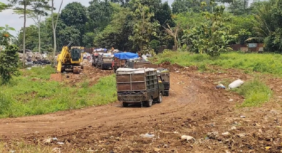 Antrean panjang kendaraan pengangkut sampah mengular di pintu masuk TPA Darupono, Kecamatan Kaliwungu, Senin (10/11).
