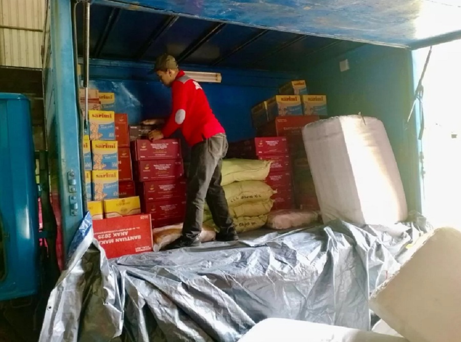 Ratusan paket bantuan senilai lebih dari Rp 95 juta disalurkan terdampak banjir di kawasan Bumiayu, Kabupaten Brebes.