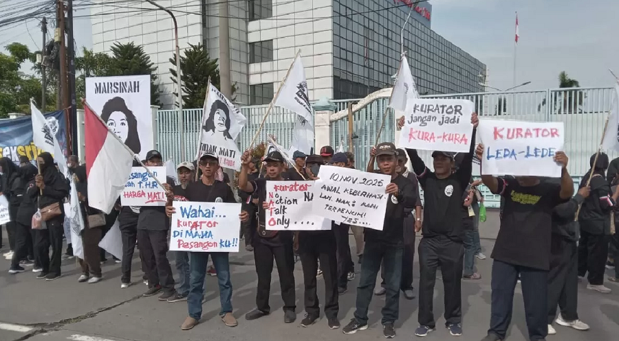 Massa eks karyawan PT Sritex saat gelar aksi di depan pabrik untuk menuntut pesangon, Senin (10/11/2025).