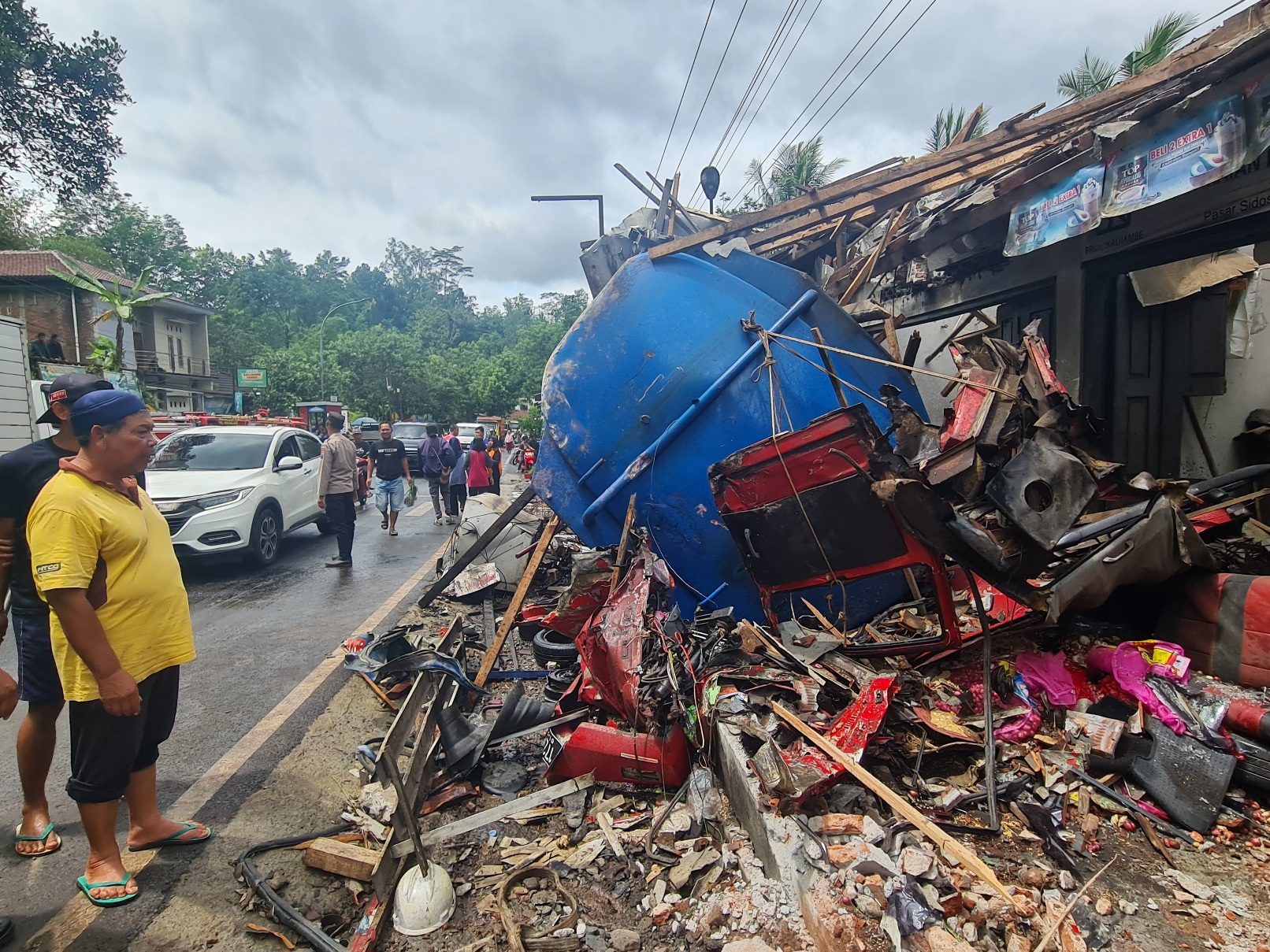 Sudah Dilarang Nekat Lewat, Truk Sumbu Tiga Kecelakaan di Kalijambe&nbsp;Tabrak Dua Mobil dan Ruko Pasar