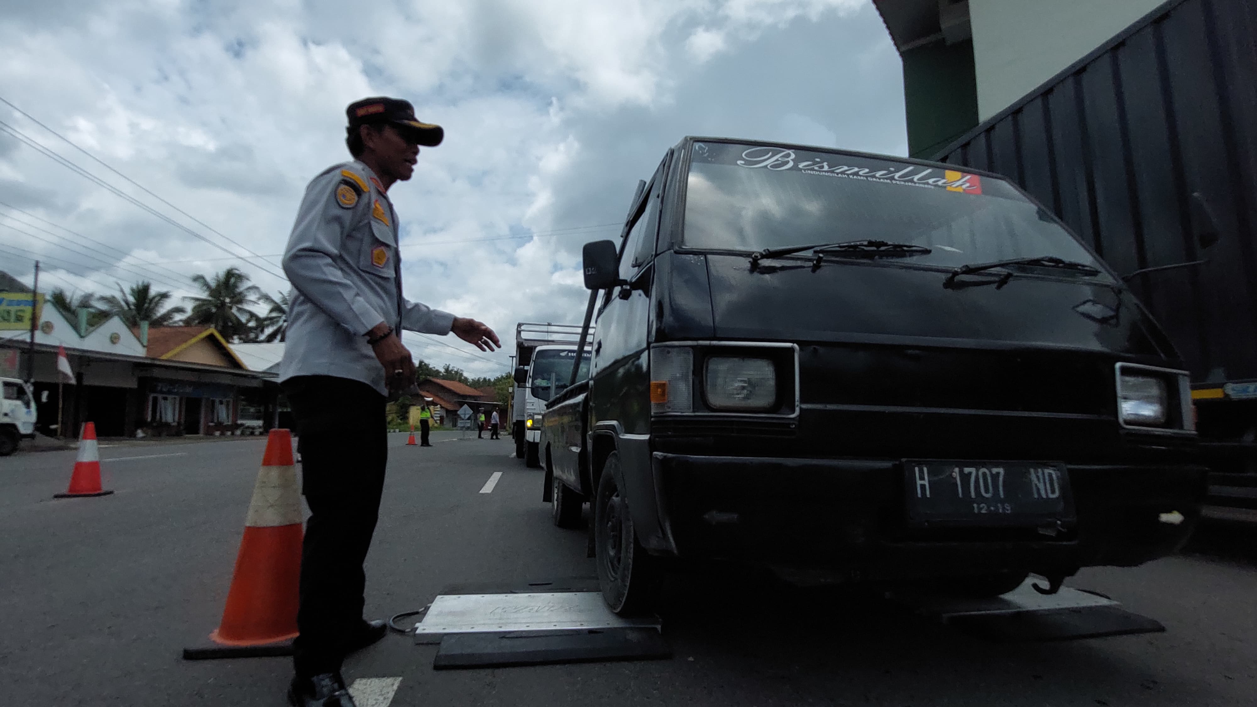 ersonel Dishub DIJ mengukur dua sumbu untuk mendapatkan berat muatan.