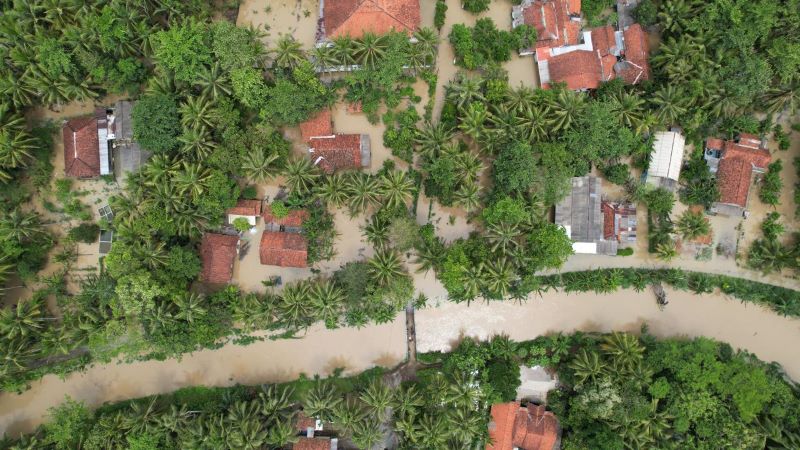 TERDAMPAK: Lokasi banjir yang merendam dua desa di Kecamatan Butuh, Purworejo Rabu (12/11). Kondisi ini karena luapan dari Sungai Dlangu.