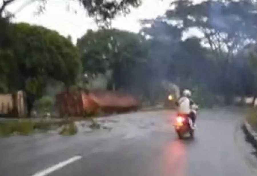 Kecelakaan tunggal truk.