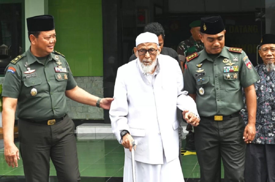 Kunjungan Abu Bakar Ba&rsquo;asyir (tengah) ke Makodim 0726/Sukoharjo, diterima dandim Letkol Inf Supri Siswanto, Rabu (12/11/2025).