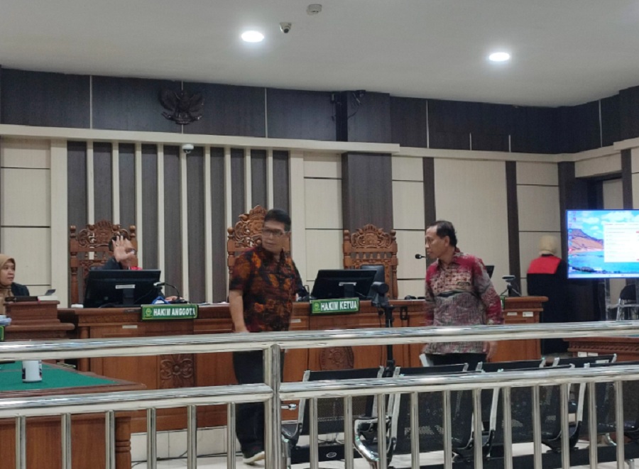 Dua terdakwa kasus pengadaan biji kakao fiktif menghadiri sidang putusan sela di Pengadilan Tipikor Semarang.