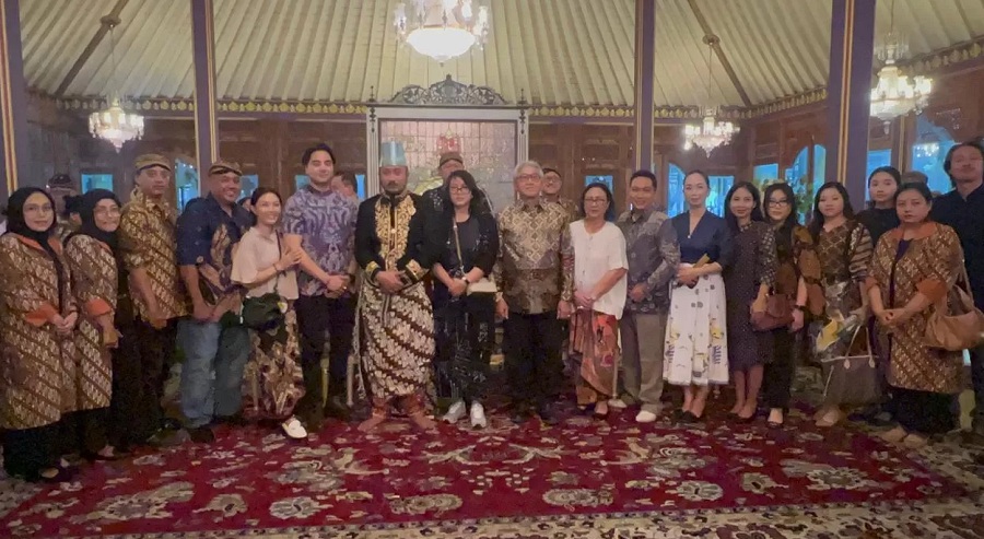 KGPH Hangabehi secara sepihak menobatkan diri sebagai PB XIV.  &nbsp;