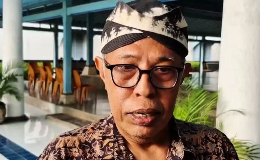 GPH Suryo Wicaksono alias Gusti Nino memberi keterangan pers terkait penobatan raja baru Keraton Solo yang berujung ricuh, Kamis (13/11/2025).