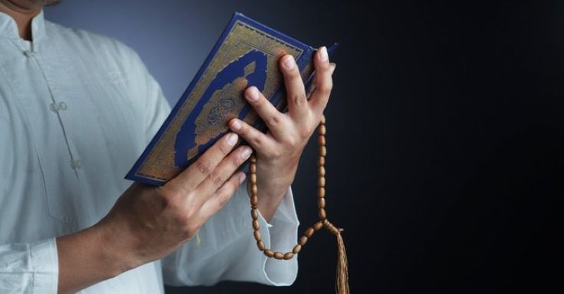 Ilustrasi membaca kitab suci Al-Quran.