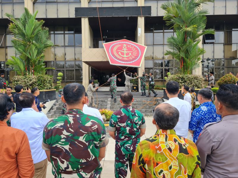 POLEMIK BERAKHIR: Sejumlah anggota menurunkan logo TNI yang sebelumnya dipasang di gedung utama kantor wali Kota Magelang Jumat (14/11).
