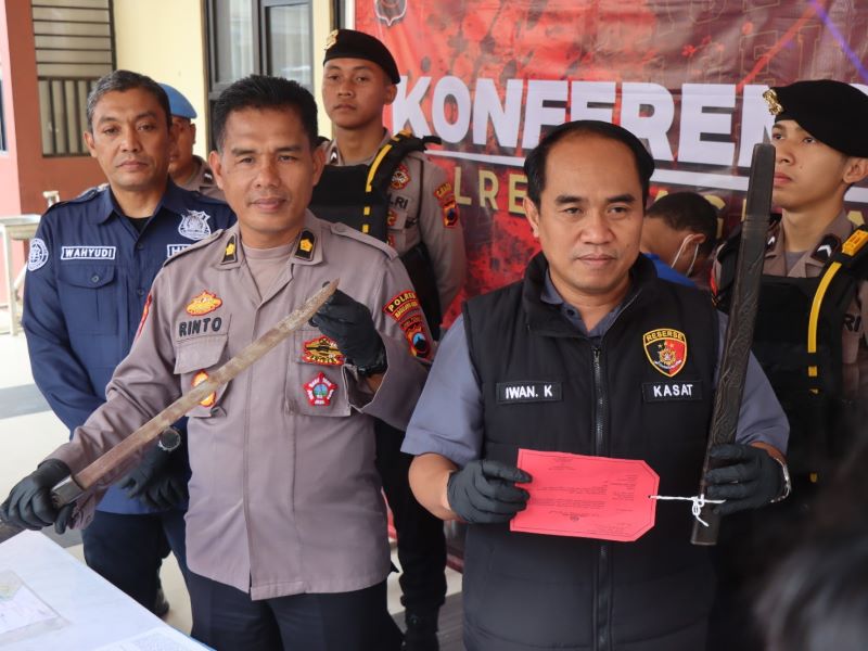 BARANG BUKTI: Polisi memperlihatkan sajam yang digunakan NMA untuk mengancam pengguna jalan saat terpengaruh alkohol.