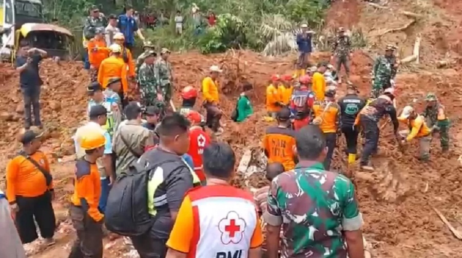 Tim penyelamat masih berusaha mencari 20 warga yang dinyatakan hilang.