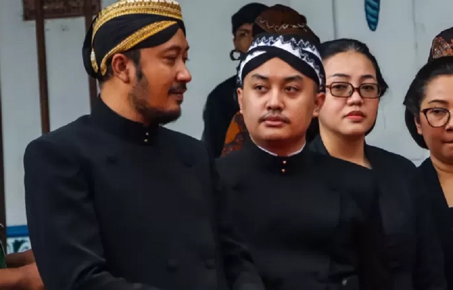 KGPH Hangabehi dan sang adik Putra Mahkota KGPAA Hamangkunegoro (Gusti Purbaya).
