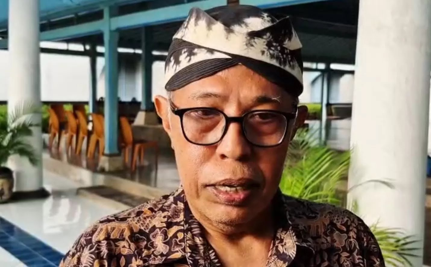 GPH Suryo Wicaksono, Gusti Nino beri keterangan pers terkait penobatan raja baru Keraton Solo yang berujung ricuh, Kamis (13/11/2025).  Radar Solo