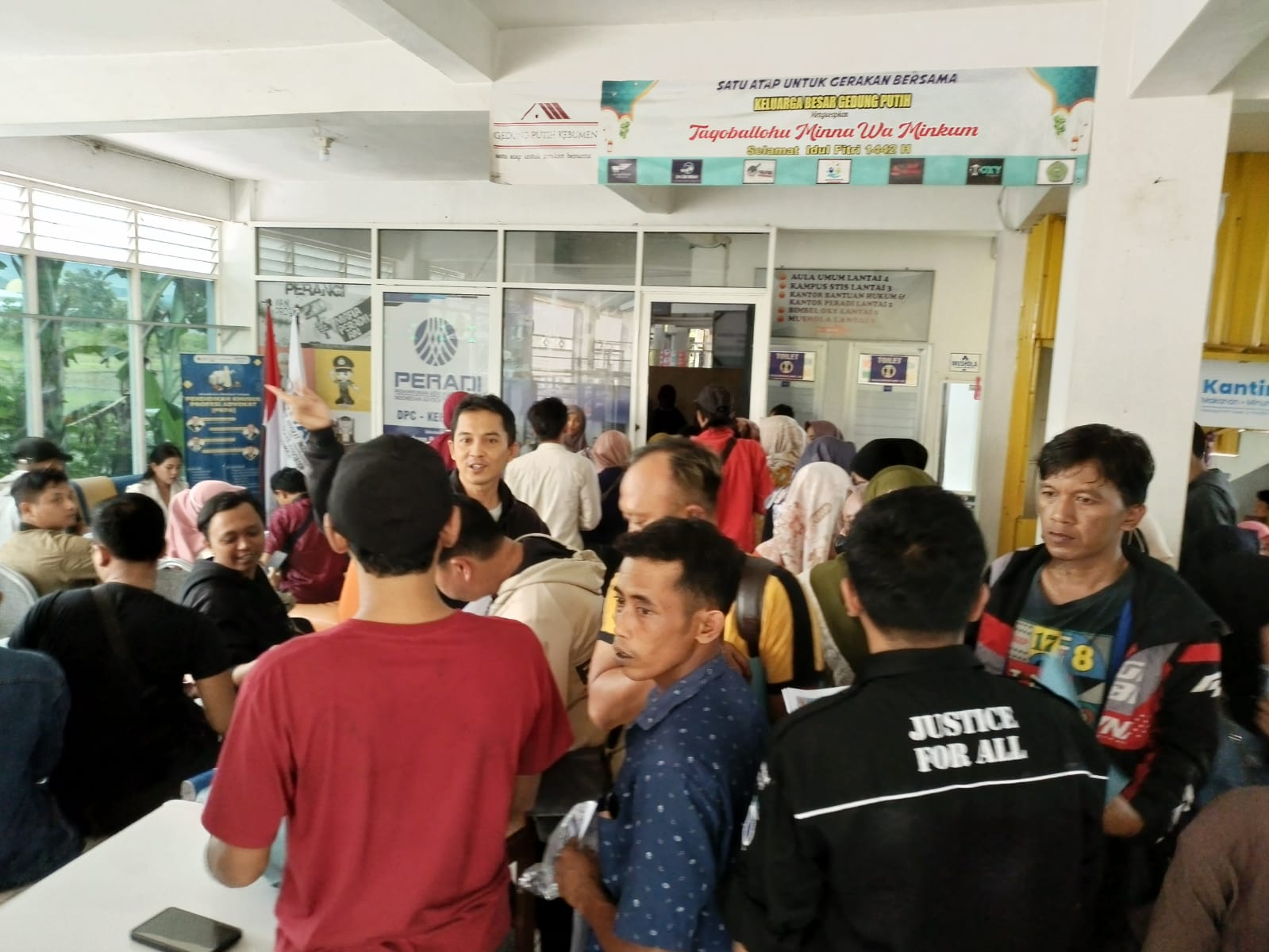 Korban investasi bodong NWS ramai-ramai mendatangi kantor bantuan hukum di utara Stadion Candradimuka untuk mencari penyelesaian masalah yang sedang mereka hadapi, Sabtu (15/11).