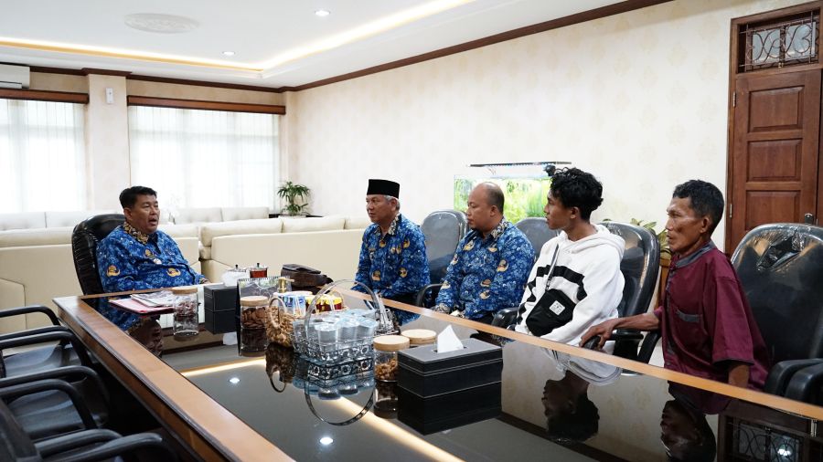 AUDIENSI: Bupati Kulon Progo menerima kedatangan warga Sindutan yang berhasil pulang.