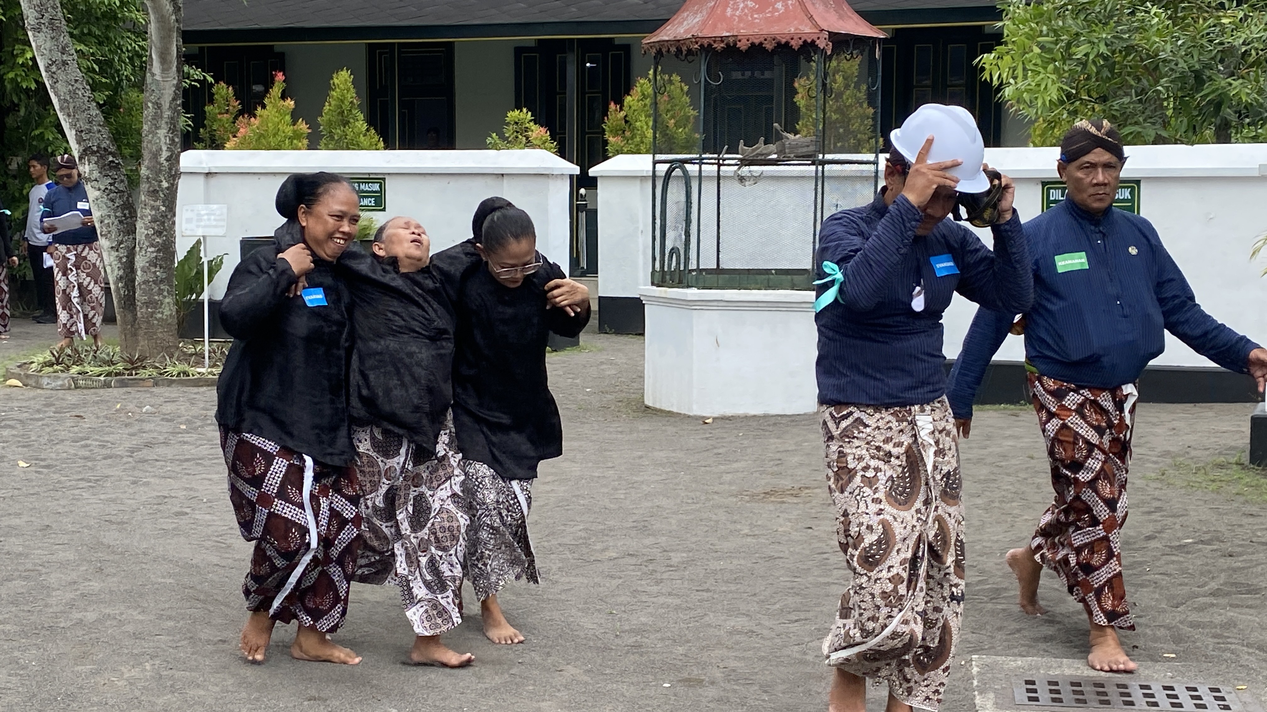 Amit-Amit Kebakaran di Keraton Yogyakarta&nbsp;dan Mobil Pemadam Tak Bisa Masuk, Abdi Dalem Dilatih Padamkan Api