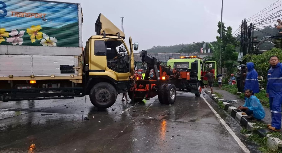Kecelakaan di turunan simpang Bawen yang melibatkan lima kendaraan.