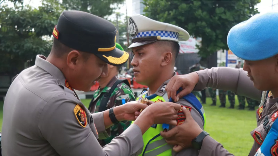 Kapolres Boyolali AKBP Rosyid Hartanto pasangkan tanda kepada anggota yang akan menggelar Operasi Zebra Candi 2025.