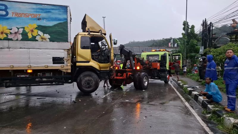 Kecelakaan di turunan simpang Bawen yang melibatkan lima kendaraan.