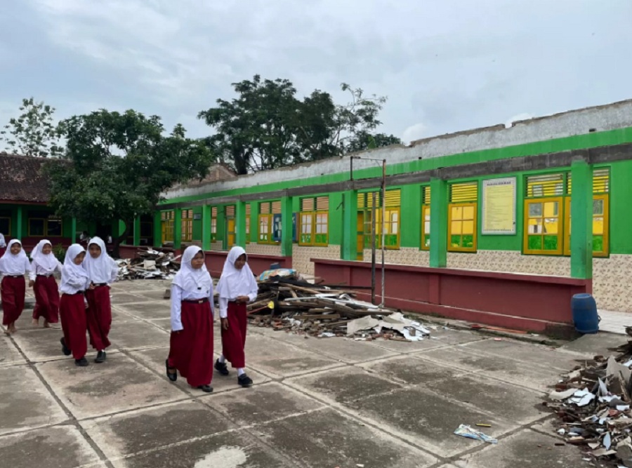 Kondisi empat ruang kelas SD Kawengen 02 Ungaran Timur saat dibongkar untuk dilakukan rehabilitasi.