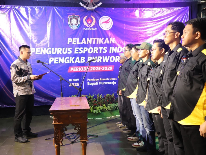 PENGURUS BARU : Prosesi pelantikan pengurus Esports Indonesia (ESI) Purworejo periode 2025&ndash;2029, di Pendopo Kabupaten Purworejo, Selasa (18/11) malam.