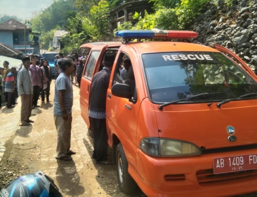 BUTUH MODERNISASI: Tim SRI sedang menggunakan mobil ambulans tua milik mereka untuk melayani warga di Kapanewon Girisubo.