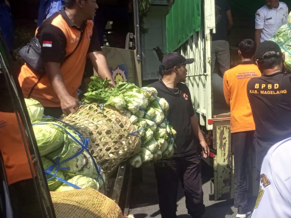 Sekda Kabupaten Magelang saat melepas relawan dan bantuan logistik menuju Cilacap dan Banjarnegara, Rabu (19/11).