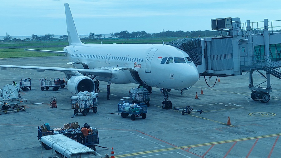 PARKIR: Pesawat udara berhasil mendarat di Yogyakarta International Airport.