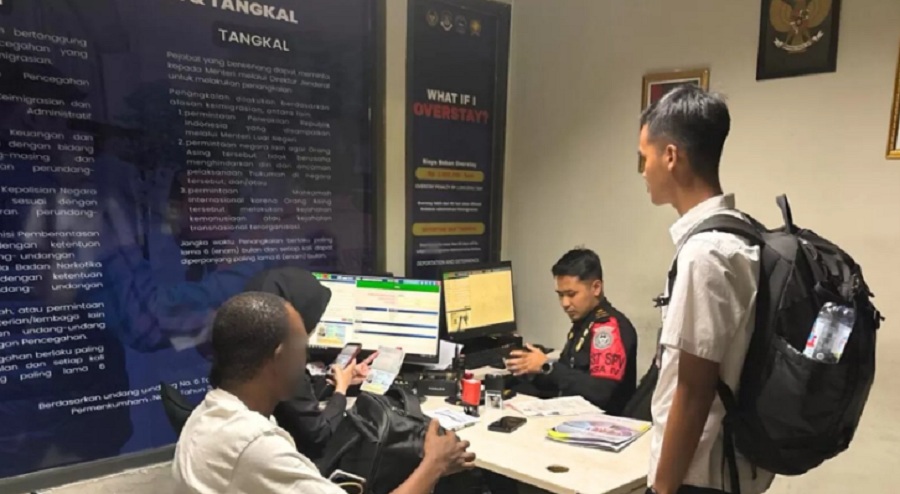 Tim Seksi Intelijen dan Penindakan Keimigrasian dari Kantor Imigrasi Kelas I Khusus TPI Semarang saat mendeportasi WNA Kenya, Jumat (21/11/2025)